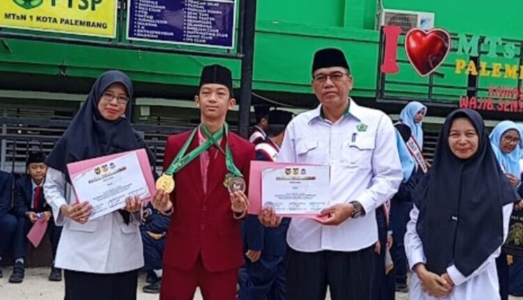 Syauqi, siswa Madrasah Tsanawiyah (MTs) Negeri 1 Palembang yang berhasil menyabet dua juara sekaligus di ajang Kejuaraan Karate Piala Pangdam II/ Sriwijaya.