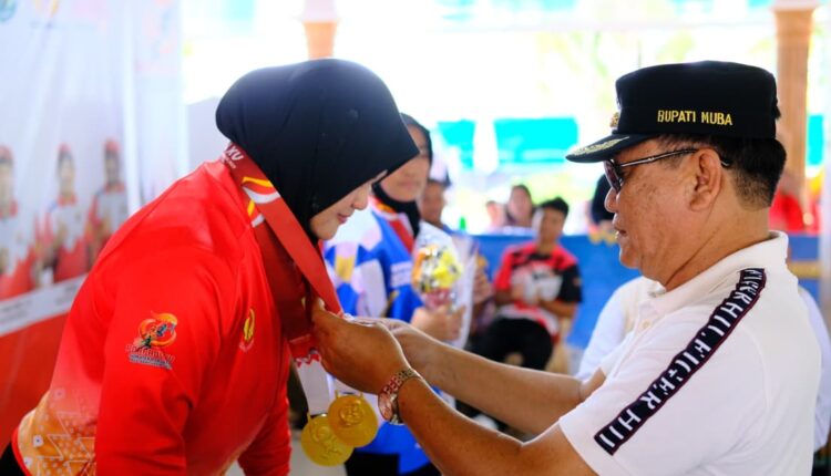 Bupati Muba menyerahkan medali kepada atlet Muba.