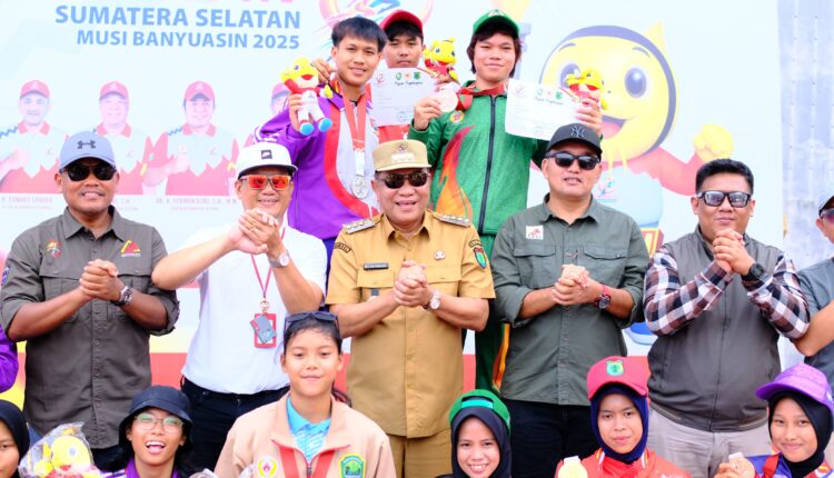 Bentuk apresiasi dan penghormatan, Bupati Toha Tohet serahkan sendiri medali atlet.