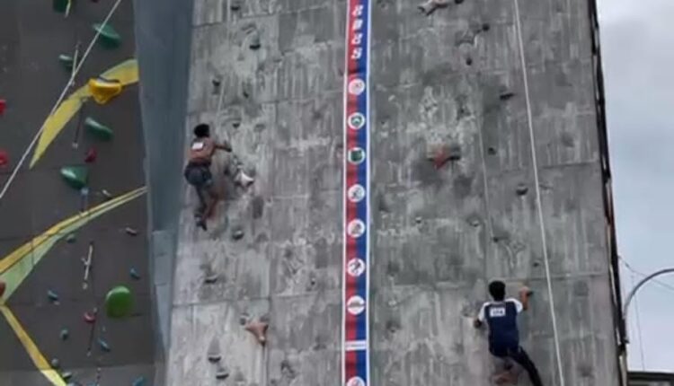 Aksi memukau atlet panjat tebing Muba di ajang Porprov XV 2025.