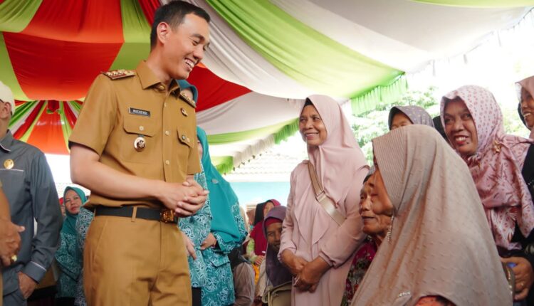 Bupati OKI Muchendi Mahzareki saat menghadiri kegiatan pelayanan terpadu di Kecamatan Mesuji.