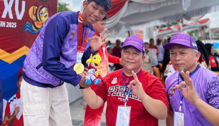 Muhamad Giansyah Permana (kiri) dan Apri Nomi Heldo saat meraih medali di ajang Porprov XV Sumsel.