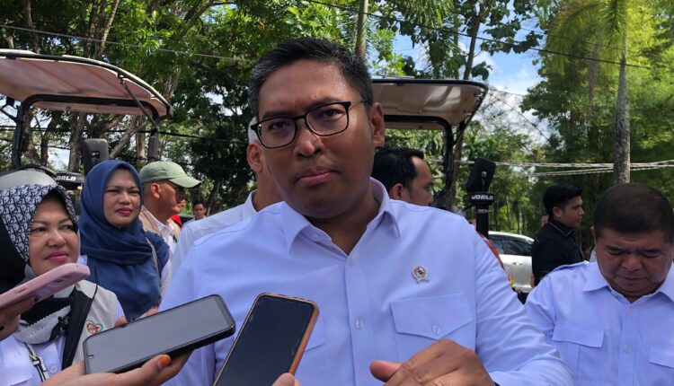 Wakil Menteri Pertanian (Wamentan) Sudaryono saat diwawancarai langsung usai penyerahan simbolis bantuan Alsintan dan Saprodi di Kantor Dinas Ketahanan Pangan dan Pertanian Kota Palembang. (Foto: Tia)