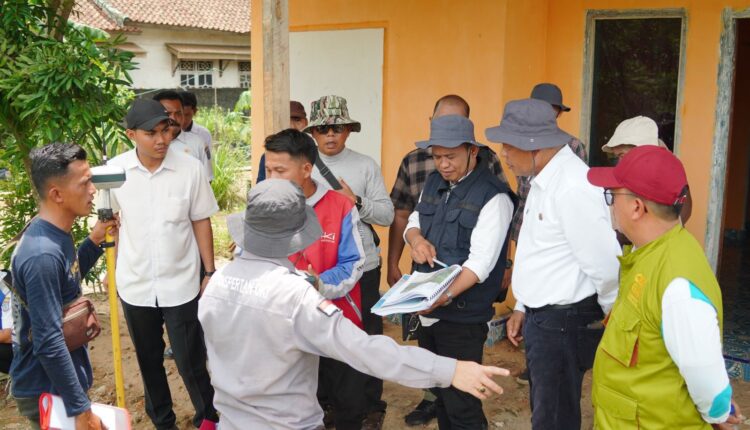 Pemkab OKI melakukan pendataan awal terhadap lahan masyarakat yang terdampak pembangunan akses Tol Mataram Jaya di Kecamatan Mesuji Raya. (Foto: Pemkab OKI)