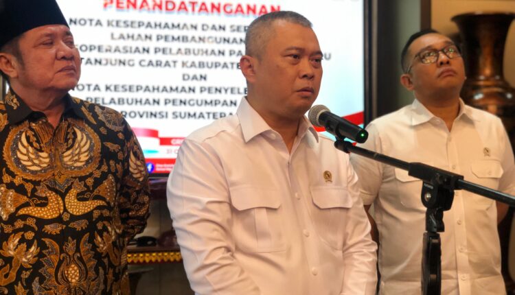 Menteri Perhubungan Dudy Purwagandhi saat diwawancarai usai penandatanganan nota kesepahaman dan penyerahan lahan pelabuhan di Palembang. (Foto: Tia)