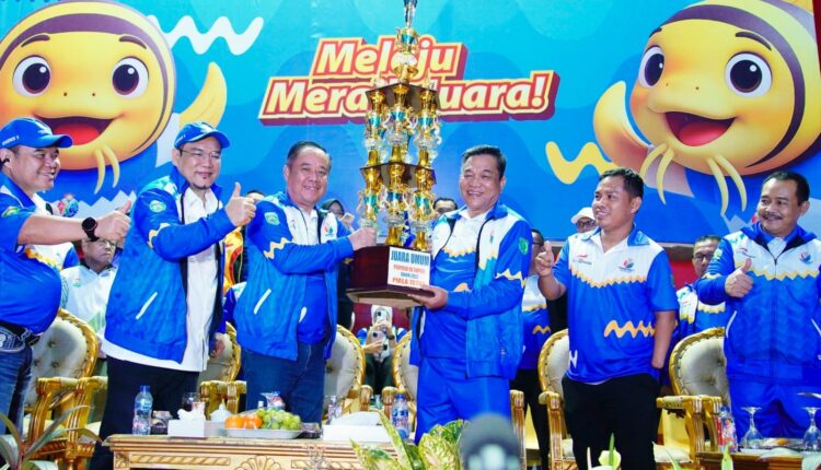 Penyerahan trofi juara umum oleh Wakil Gubernur Sumsel Cik Ujang kepada Bupati Musi Banyuasin M Toha Tohet di hadapan ribuan masyarakat Muba yang memenuhi arena penutupan.