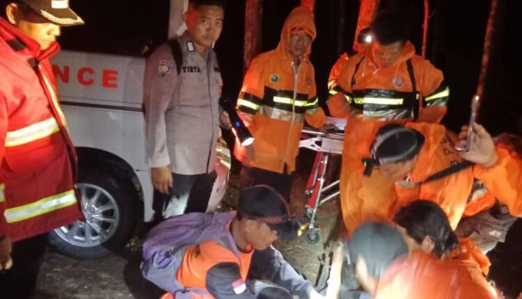 Evakuasi korban tenggelam di Curup Besemah. (Istimewa/Basarnas-pb Kota Pagar Alam)