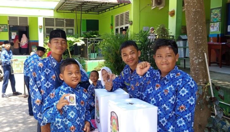 Suasana pencoblosan pemilihan ketua dan wakil ketua OSIM di MTsN 1 Palembang.