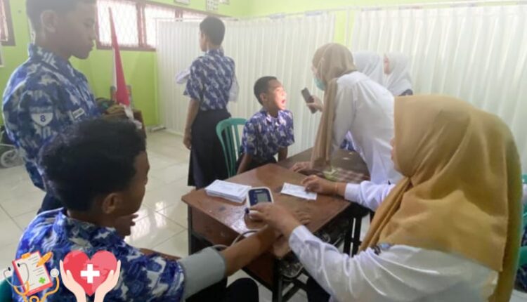 Para siswa MTs 2 Palembang saat menjalani pemeriksaan kesehatan dari pihak puskesmas.