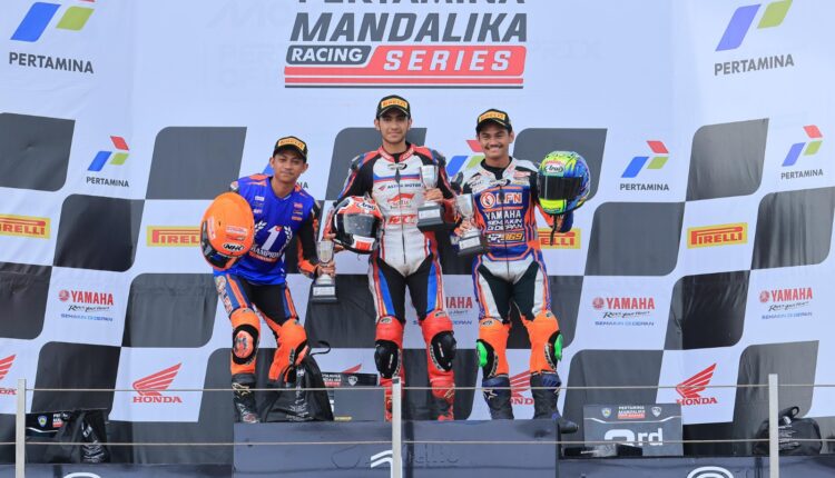 Andi Gilang (tengah) menyumbang 3 podium di dua kelas berbeda, double winner pada kelas NS150cc dan podium 3 dikelas NS250cc pada gelaran final Mandalika Racing Team 2025.