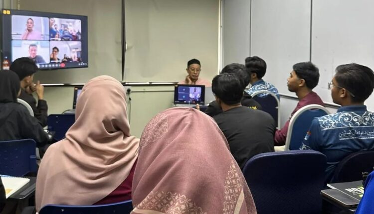 Kaprodi Jurnalistik Fakultas Dakwah dan Komunikasi UIN Raden Fatah Palembang, Jufrizal tengah mengajarkan materi perkuliahan kepada mahasiswa Fakulti Pengajian Islam Universiti Kebangsaan Malaysia.