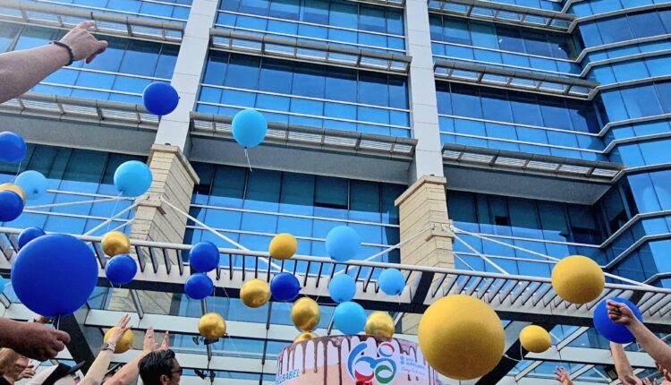 Jajaran Direksi Bank Sumsel Babel melakukan secara simbolis pemotongan kue, merayakan HUT ke 68 tahun Bank Sumsel Babel juga melakukan pelepasan balon.