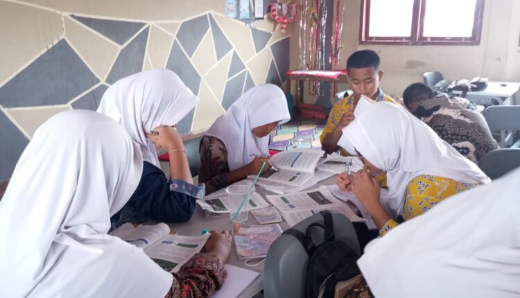 Proses Kegiatan Belajar Mengajar (KBM) di dalam kelas siswa SMP Negeri 3 Palembang.