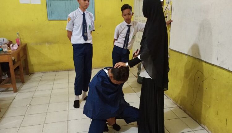 Foto Ilustrasi, guru potong rambut siswa, aturan pihak sekolah harus dipatuhi.