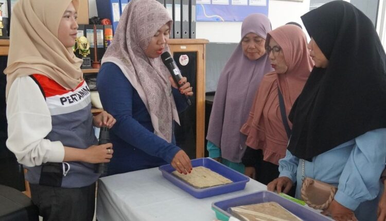 Pertamina bersama kelompok Pemberdayaan dan Kesejahteraan Keluarga (PKK) setempat menjalankan program Tanggung Jawab Sosial dan Lingkungan (TJSL) bertajuk KAMI PENTING (Kampung Iklim Pengentasan Stunting).