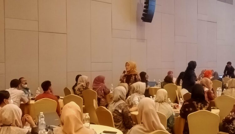 Connie Pania Putri saat menjadi pemateri di kegiatan Dinas Pendidikan Palembang yang berlangsung di Grand Zuri Hotel.