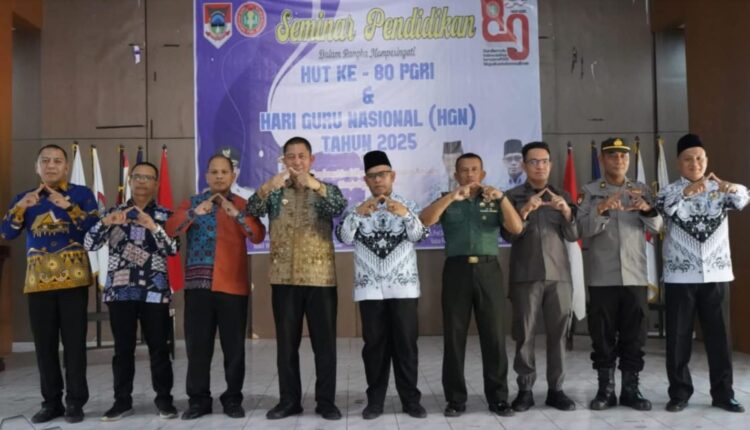 Seminar pendidikan dalam rangka Hut PGRI ke-80 dan HGN. 