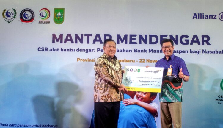 Momen penyerahan simbolis program mantap mendengar oleh Plt Direktur Utama Bank Mandiri Taspen, Maswar Purnama, dan Plt Gubernur Riau, Sofyan Franyata Hariyanto, di RSUD Arifin Achmad.