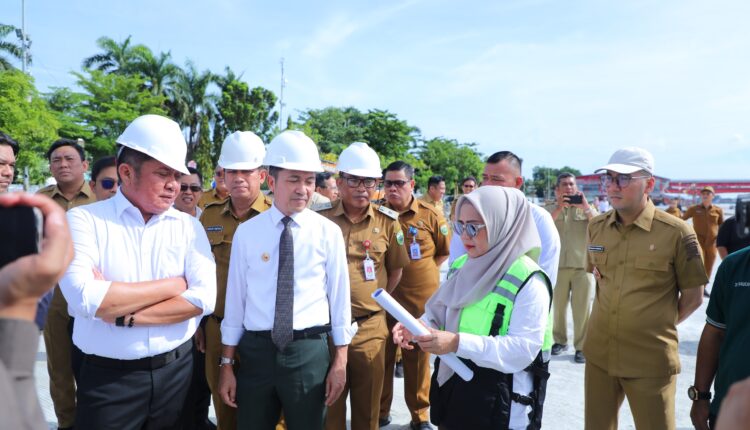 Palembang, Ratu Dewa, bersama Gubernur Sumsel, Herman Deru, mengecek pembangunan pelataran Benteng Kuto Besak (BKB).