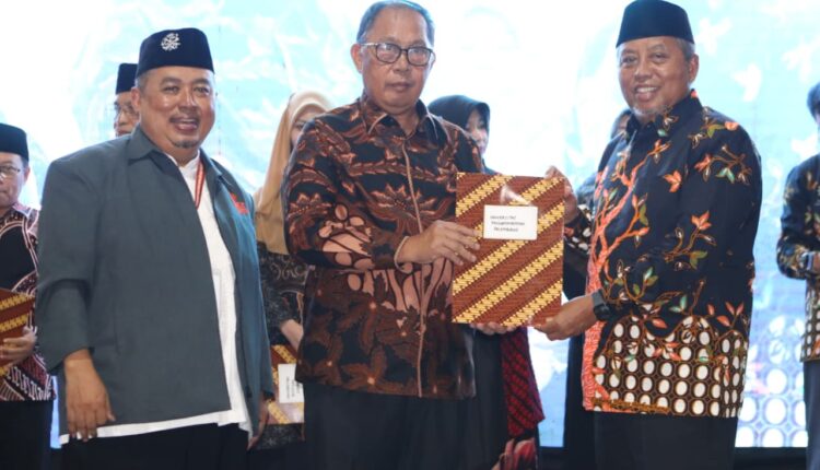 Pemberian penghargaan yang langsung diterima oleh Rektor UM Palembang. (Foto: Ist)
