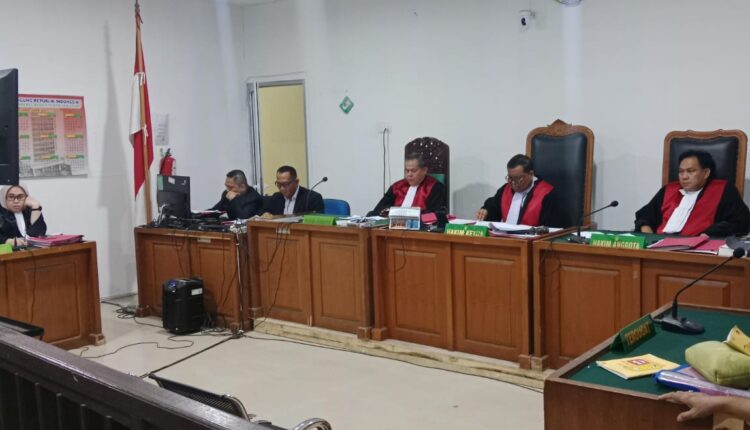 Terdakwa mengikuti jalannya sidang secara daring saat majelis hakim membacakan putusan di PN Palembang.