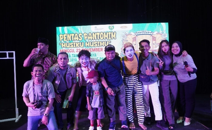 Para pemain pementasan pantomim saat foto bersama.