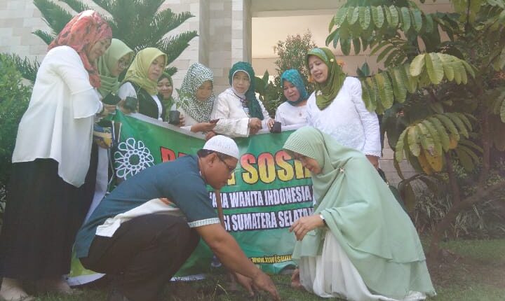 Penanaman bibit cabai dilakukan secara simbolis oleh Kepala SD IBA Palembang, Paidi PRH.