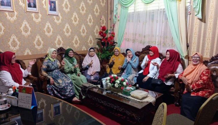 Para ibu-ibu purna tugas saat reunian mengenang masa pengabdian di MTs 1 Palembang.