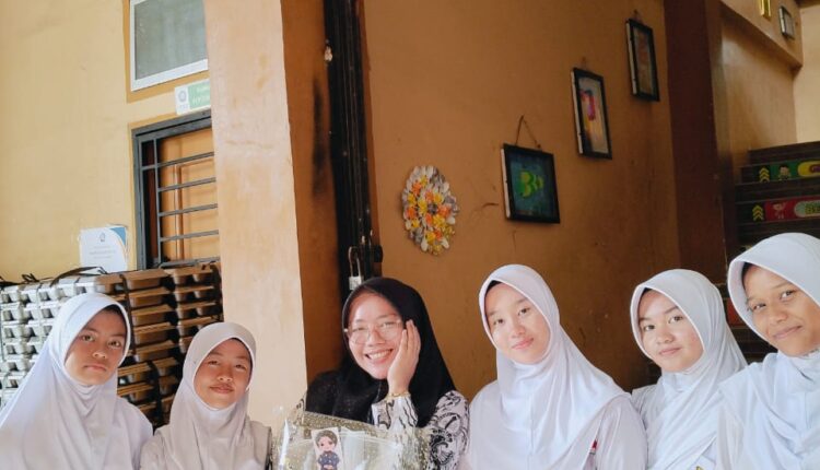 Suasana kegembiraan HUT PGRI dan HGN ke-80 di SMP Negeri 19 Palembang.