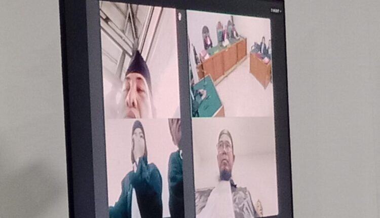 Terdakwa Ichsan menghadiri sidang secara daring ketika majelis hakim membacakan putusan di pengadilan Negeri (PN) Palembang.
