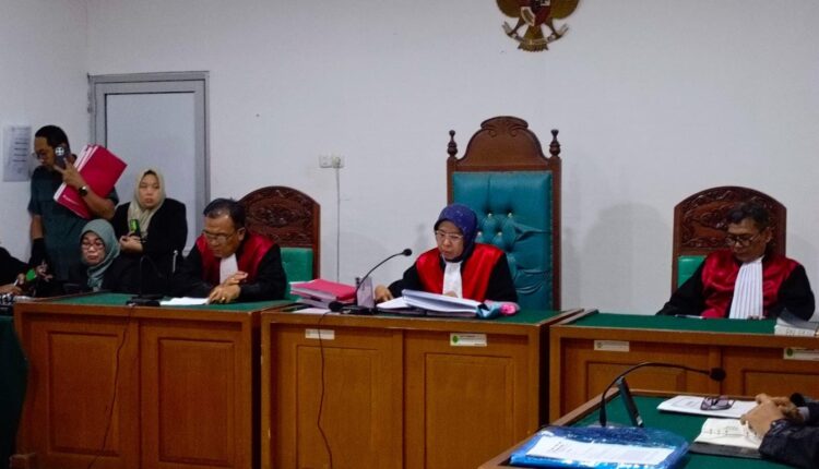 Majelis hakim membacakan vonis terhadap dua terdakwa kurir narkotika jaringan Aceh - Palembang yang mengikuti persidangan secara daring dalam sidang di Pengadilan Negeri Palembang.