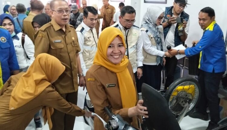 Kepala Dinas Pendidikan Provinsi Sumatera Selatan, Mondyaboni meninjau Bengkel Konversi Motor Listrik di SMK N 2 Palembang.