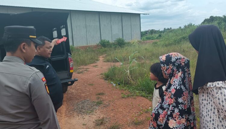 Polisi melakukan olah Tempat Kejadian Perkara.