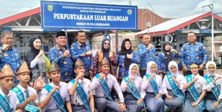 Jajaran SMKN 8 Palembang saat foto bersama dengan tim penjurian.