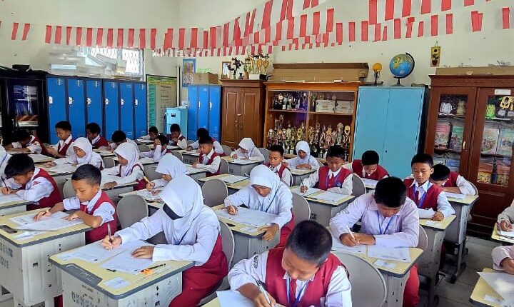 Siswa SDN 186 Palembang mengerjakan soal ujian Sumatif Akhir Semester (SAS).