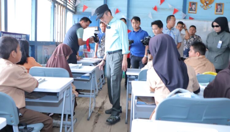 Ratu Dewa saat mengunjungi sejumlah sekolah rusak di Palembang yang bakal segera diperbaiki.