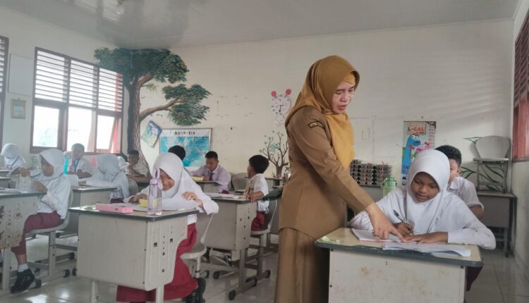 Kepala SD Negeri 1 Palembang, Rahma Danniarti, memantau pelaksanaan SAS hari ke-2 di dalam kelas.