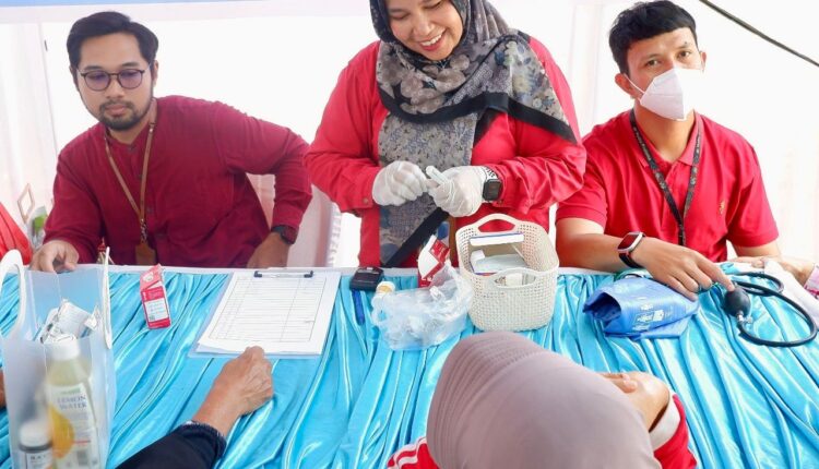 Pertamina Patra Niaga menghadirkan dua layanan utama berupa pemeriksaan kesehatan door to door dan edukasi pola hidup sehat oleh dr. Yudia Pratama.