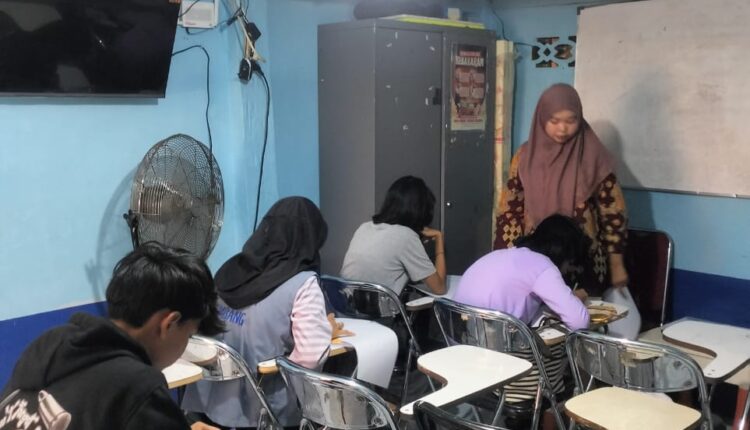 Pusat Kegiatan Belajar Masyarakat (PKBM) Cahaya.