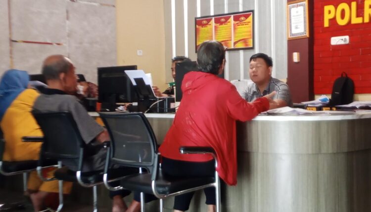 Korban didampingi keluarga membuat Laporan Polisi.