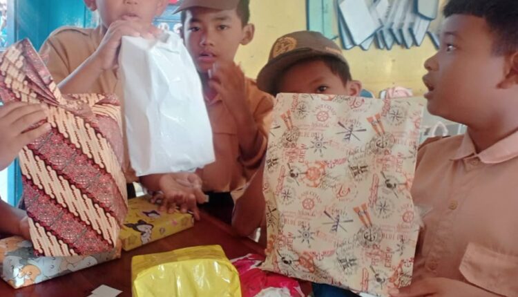 Ilustrasi, siswa memberikan kado untuk sang guru.