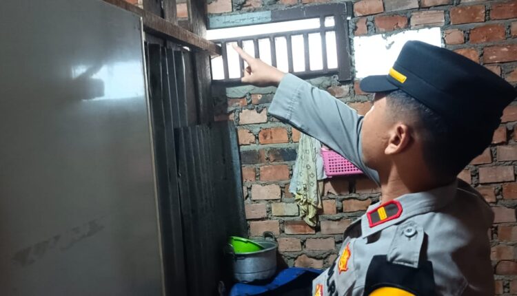 Polisi melakukan olah TKP.