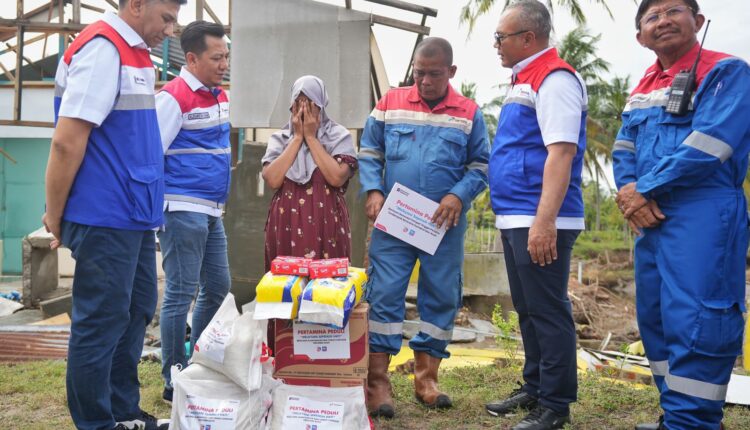 Direktur Utama PGN (dua dari kanan) didampingi Direktur Komersial serta Direktur Strategi dan Pengembangan Bisnis meninjau lokasi bencana di Aceh sekaligus memimpin penyerahan bantuan logistik untuk memenuhi kebutuhan pokok masyarakat yang terdampak bencana.