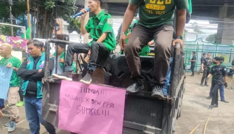 Puluhan massa yang mengatasnamakan GPK Sumsel mengepung Kantor DPW PPP Sumsel.
