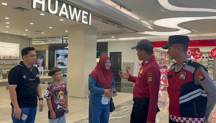 Petugas saat patroli di Palembang Indah Mall. (Foto: Polda Sumsel)