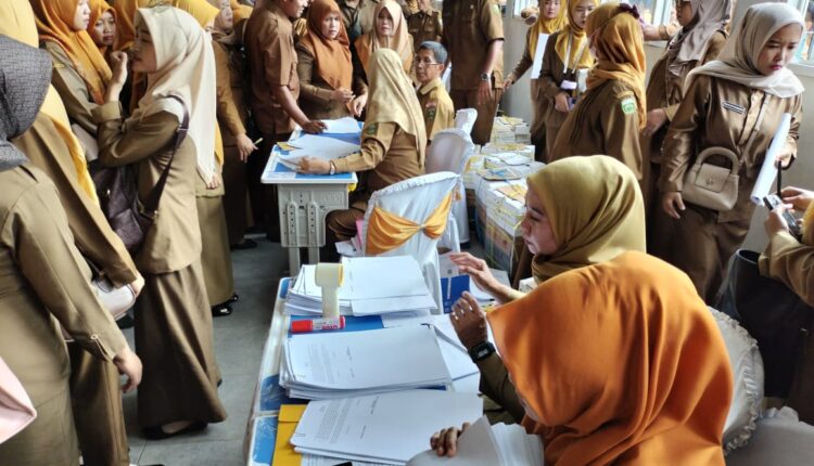 Penyerahan SK Gubernur, surat perintah penugasan, serta penandatanganan Surat Perjanjian Kerja (SPK) PPPK paruh waktu.