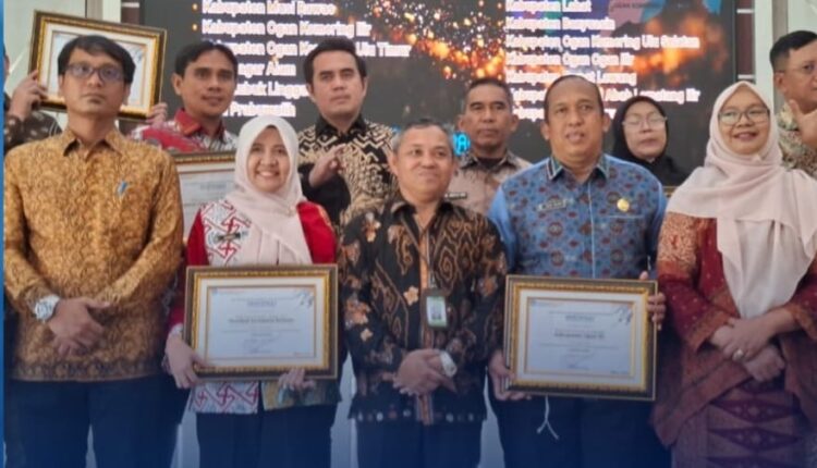 Kepala Dinas Pendidikan Provinsi Sumatera Selatan meraih dua penghargaan bergengsi.