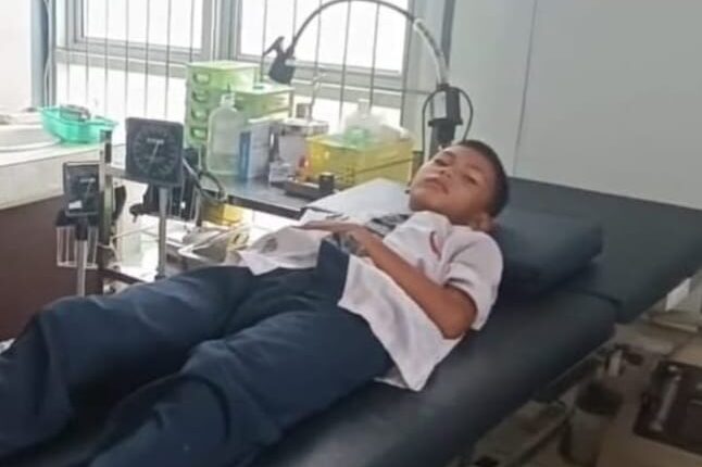 Siswa SMP Negeri 31 Palembang mengalami mual usai mengonsumsi snack roti dalam program Makan Bergizi Gratis (MBG).