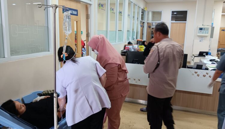 Para korban saat dirawat di RS Pelabuhan Boom Baru Palembang.