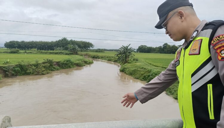 Personel Polsek Buay Madang Timur melaksanakan pemantauan debit air Sungai Macak.